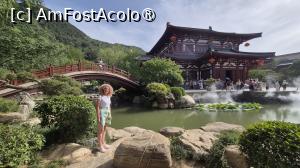 [P54] Palatul Vietii Eterne este astazi o sala de expozitii cu patru etaje, reconstruita in 2005, afisand istoria, cultura si articolele Tang. Primul etaj prezinta viata in palatele imperiale si protocoalele diplomatice; etajul al doilea este o miniatura a dezvoltarii dinastiei Tang, cea mai prospera epoca din China antica; romantismul imparatului si a concubinei este introdus la etajul trei iar la ultimul etaj sunt dezvaluite sistematic activitatile umane vechi de 6000 de ani de pe locul Palatului. » foto by geani anto
 - 
<span class="allrVoted glyphicon glyphicon-heart hidden" id="av1502717"></span>
<a class="m-l-10 hidden" id="sv1502717" onclick="voting_Foto_DelVot(,1502717,20766)" role="button">șterge vot <span class="glyphicon glyphicon-remove"></span></a>
<a id="v91502717" class=" c-red"  onclick="voting_Foto_SetVot(1502717)" role="button"><span class="glyphicon glyphicon-heart-empty"></span> <b>LIKE</b> = Votează poza</a> <img class="hidden"  id="f1502717W9" src="/imagini/loader.gif" border="0" /><span class="AjErrMes hidden" id="e1502717ErM"></span>