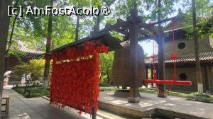 [P37] In Templul Jianfu a fost instalat un clopot mare de fier, cu o inaltime de 4,5 metri, ce cantareste 10 tone, care acum atarna in Turnul Clopotnita, langa pagoda, sunetul acestuia fiind clar si placut, putand fi auzit de la o distanta de pana la 5 kilometri.
Copia acestuia se afla in aer liber pentru a fi batut de turisti, pentru fericire si noroc.
 » foto by geani anto
 - 
<span class="allrVoted glyphicon glyphicon-heart hidden" id="av1504837"></span>
<a class="m-l-10 hidden" id="sv1504837" onclick="voting_Foto_DelVot(,1504837,20766)" role="button">șterge vot <span class="glyphicon glyphicon-remove"></span></a>
<a id="v91504837" class=" c-red"  onclick="voting_Foto_SetVot(1504837)" role="button"><span class="glyphicon glyphicon-heart-empty"></span> <b>LIKE</b> = Votează poza</a> <img class="hidden"  id="f1504837W9" src="/imagini/loader.gif" border="0" /><span class="AjErrMes hidden" id="e1504837ErM"></span>