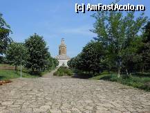 [P05] Adamclisi - Monumentul Tropaeum Traiani vazut de langa poarta. » foto by iulianic
 - 
<span class="allrVoted glyphicon glyphicon-heart hidden" id="av323942"></span>
<a class="m-l-10 hidden" id="sv323942" onclick="voting_Foto_DelVot(,323942,20825)" role="button">șterge vot <span class="glyphicon glyphicon-remove"></span></a>
<a id="v9323942" class=" c-red"  onclick="voting_Foto_SetVot(323942)" role="button"><span class="glyphicon glyphicon-heart-empty"></span> <b>LIKE</b> = Votează poza</a> <img class="hidden"  id="f323942W9" src="/imagini/loader.gif" border="0" /><span class="AjErrMes hidden" id="e323942ErM"></span>