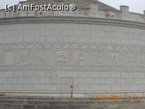 [P15] basoreliefurile de pe monument si usa de intrare in monument » foto by zlatna
 - 
<span class="allrVoted glyphicon glyphicon-heart hidden" id="av779172"></span>
<a class="m-l-10 hidden" id="sv779172" onclick="voting_Foto_DelVot(,779172,20825)" role="button">șterge vot <span class="glyphicon glyphicon-remove"></span></a>
<a id="v9779172" class=" c-red"  onclick="voting_Foto_SetVot(779172)" role="button"><span class="glyphicon glyphicon-heart-empty"></span> <b>LIKE</b> = Votează poza</a> <img class="hidden"  id="f779172W9" src="/imagini/loader.gif" border="0" /><span class="AjErrMes hidden" id="e779172ErM"></span>