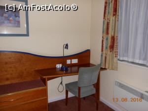 [P12] Hotel Holiday Inn Express - Camera 112, biroul lângă fereastră și calorifer.  » foto by iulianic
 - 
<span class="allrVoted glyphicon glyphicon-heart hidden" id="av786206"></span>
<a class="m-l-10 hidden" id="sv786206" onclick="voting_Foto_DelVot(,786206,20963)" role="button">șterge vot <span class="glyphicon glyphicon-remove"></span></a>
<a id="v9786206" class=" c-red"  onclick="voting_Foto_SetVot(786206)" role="button"><span class="glyphicon glyphicon-heart-empty"></span> <b>LIKE</b> = Votează poza</a> <img class="hidden"  id="f786206W9" src="/imagini/loader.gif" border="0" /><span class="AjErrMes hidden" id="e786206ErM"></span>