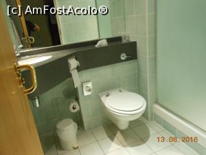 [P21] Hotel Holiday Inn Express - Camera 112, un colț din baie.  » foto by iulianic
 - 
<span class="allrVoted glyphicon glyphicon-heart hidden" id="av786215"></span>
<a class="m-l-10 hidden" id="sv786215" onclick="voting_Foto_DelVot(,786215,20963)" role="button">șterge vot <span class="glyphicon glyphicon-remove"></span></a>
<a id="v9786215" class=" c-red"  onclick="voting_Foto_SetVot(786215)" role="button"><span class="glyphicon glyphicon-heart-empty"></span> <b>LIKE</b> = Votează poza</a> <img class="hidden"  id="f786215W9" src="/imagini/loader.gif" border="0" /><span class="AjErrMes hidden" id="e786215ErM"></span>