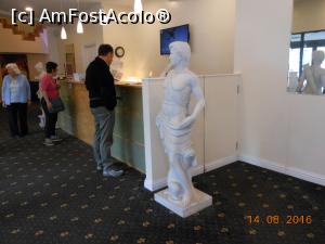 [P11] Adamton Country House Hotel - Recepția este și ea decorată cu statui.  » foto by iulianic
 - 
<span class="allrVoted glyphicon glyphicon-heart hidden" id="av786522"></span>
<a class="m-l-10 hidden" id="sv786522" onclick="voting_Foto_DelVot(,786522,20968)" role="button">șterge vot <span class="glyphicon glyphicon-remove"></span></a>
<a id="v9786522" class=" c-red"  onclick="voting_Foto_SetVot(786522)" role="button"><span class="glyphicon glyphicon-heart-empty"></span> <b>LIKE</b> = Votează poza</a> <img class="hidden"  id="f786522W9" src="/imagini/loader.gif" border="0" /><span class="AjErrMes hidden" id="e786522ErM"></span>