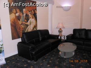 [P13] Adamton Country House Hotel - În lobby, canapele și tablouri. » foto by iulianic
 - 
<span class="allrVoted glyphicon glyphicon-heart hidden" id="av786524"></span>
<a class="m-l-10 hidden" id="sv786524" onclick="voting_Foto_DelVot(,786524,20968)" role="button">șterge vot <span class="glyphicon glyphicon-remove"></span></a>
<a id="v9786524" class=" c-red"  onclick="voting_Foto_SetVot(786524)" role="button"><span class="glyphicon glyphicon-heart-empty"></span> <b>LIKE</b> = Votează poza</a> <img class="hidden"  id="f786524W9" src="/imagini/loader.gif" border="0" /><span class="AjErrMes hidden" id="e786524ErM"></span>