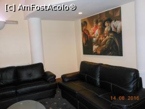 [P14] Adamton Country House Hotel - În lobby, canapele și tablouri.  » foto by iulianic
 - 
<span class="allrVoted glyphicon glyphicon-heart hidden" id="av786525"></span>
<a class="m-l-10 hidden" id="sv786525" onclick="voting_Foto_DelVot(,786525,20968)" role="button">șterge vot <span class="glyphicon glyphicon-remove"></span></a>
<a id="v9786525" class=" c-red"  onclick="voting_Foto_SetVot(786525)" role="button"><span class="glyphicon glyphicon-heart-empty"></span> <b>LIKE</b> = Votează poza</a> <img class="hidden"  id="f786525W9" src="/imagini/loader.gif" border="0" /><span class="AjErrMes hidden" id="e786525ErM"></span>