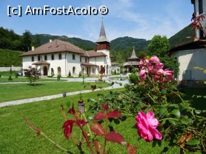 [P12] Vedere spre partea nouă a ansamblului monastic.  » foto by tata123 🔱
 - 
<span class="allrVoted glyphicon glyphicon-heart hidden" id="av1105630"></span>
<a class="m-l-10 hidden" id="sv1105630" onclick="voting_Foto_DelVot(,1105630,21083)" role="button">șterge vot <span class="glyphicon glyphicon-remove"></span></a>
<a id="v91105630" class=" c-red"  onclick="voting_Foto_SetVot(1105630)" role="button"><span class="glyphicon glyphicon-heart-empty"></span> <b>LIKE</b> = Votează poza</a> <img class="hidden"  id="f1105630W9" src="/imagini/loader.gif" border="0" /><span class="AjErrMes hidden" id="e1105630ErM"></span>