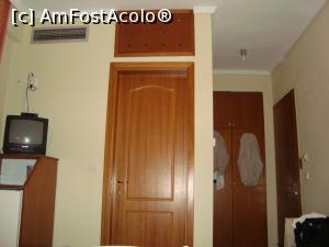 [P18] ... Şi peretele cu uşa de la baie şi corpul de mobilier cu frigider şi TV. Observaţi panoul din lemn, perforat, cu rol de ventilare, iar în stânga, climatizarea centalizată.  » foto by Lyssys
 - 
<span class="allrVoted glyphicon glyphicon-heart hidden" id="av800778"></span>
<a class="m-l-10 hidden" id="sv800778" onclick="voting_Foto_DelVot(,800778,21161)" role="button">șterge vot <span class="glyphicon glyphicon-remove"></span></a>
<a id="v9800778" class=" c-red"  onclick="voting_Foto_SetVot(800778)" role="button"><span class="glyphicon glyphicon-heart-empty"></span> <b>LIKE</b> = Votează poza</a> <img class="hidden"  id="f800778W9" src="/imagini/loader.gif" border="0" /><span class="AjErrMes hidden" id="e800778ErM"></span>