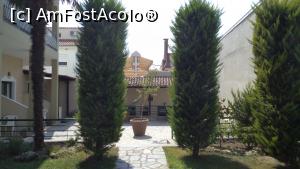 [P49] Dincolo de zona cu gazon mai sunt nişte camere cu ieşire în curtea pietruită... Drept în faţă, la demisol, o fi sala de sport?!... N-am avut tupeu să arunc nici măcar o privire...  » foto by Lyssys
 - 
<span class="allrVoted glyphicon glyphicon-heart hidden" id="av800809"></span>
<a class="m-l-10 hidden" id="sv800809" onclick="voting_Foto_DelVot(,800809,21161)" role="button">șterge vot <span class="glyphicon glyphicon-remove"></span></a>
<a id="v9800809" class=" c-red"  onclick="voting_Foto_SetVot(800809)" role="button"><span class="glyphicon glyphicon-heart-empty"></span> <b>LIKE</b> = Votează poza</a> <img class="hidden"  id="f800809W9" src="/imagini/loader.gif" border="0" /><span class="AjErrMes hidden" id="e800809ErM"></span>
