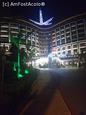 [P09] Intrarea in hotel, seara.  » foto by bogdanmo
 - 
<span class="allrVoted glyphicon glyphicon-heart hidden" id="av973363"></span>
<a class="m-l-10 hidden" id="sv973363" onclick="voting_Foto_DelVot(,973363,21199)" role="button">șterge vot <span class="glyphicon glyphicon-remove"></span></a>
<a id="v9973363" class=" c-red"  onclick="voting_Foto_SetVot(973363)" role="button"><span class="glyphicon glyphicon-heart-empty"></span> <b>LIKE</b> = Votează poza</a> <img class="hidden"  id="f973363W9" src="/imagini/loader.gif" border="0" /><span class="AjErrMes hidden" id="e973363ErM"></span>