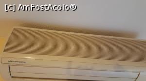 [P12] Pe tavan se observa pana unde a fost curatat finisajul anterior. Deasupra aparatului de AC s-a vopsit peste stratul vechi.  » foto by POPII
 - 
<span class="allrVoted glyphicon glyphicon-heart hidden" id="av1025857"></span>
<a class="m-l-10 hidden" id="sv1025857" onclick="voting_Foto_DelVot(,1025857,21204)" role="button">șterge vot <span class="glyphicon glyphicon-remove"></span></a>
<a id="v91025857" class=" c-red"  onclick="voting_Foto_SetVot(1025857)" role="button"><span class="glyphicon glyphicon-heart-empty"></span> <b>LIKE</b> = Votează poza</a> <img class="hidden"  id="f1025857W9" src="/imagini/loader.gif" border="0" /><span class="AjErrMes hidden" id="e1025857ErM"></span>
