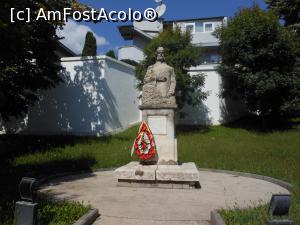 [P11] Casa memorială Anton Pann - Râmnicu Vâlcea. Monumentul din fața intrării. » foto by iulianic
 - 
<span class="allrVoted glyphicon glyphicon-heart hidden" id="av1254423"></span>
<a class="m-l-10 hidden" id="sv1254423" onclick="voting_Foto_DelVot(,1254423,21209)" role="button">șterge vot <span class="glyphicon glyphicon-remove"></span></a>
<a id="v91254423" class=" c-red"  onclick="voting_Foto_SetVot(1254423)" role="button"><span class="glyphicon glyphicon-heart-empty"></span> <b>LIKE</b> = Votează poza</a> <img class="hidden"  id="f1254423W9" src="/imagini/loader.gif" border="0" /><span class="AjErrMes hidden" id="e1254423ErM"></span>