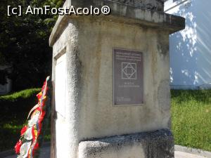 [P15] Casa memorială Anton Pann - Râmnicu Vâlcea. Monumentul din fața intrării, lucrare a sculptorului Mircea Ștefănescu - 1968. » foto by iulianic
 - 
<span class="allrVoted glyphicon glyphicon-heart hidden" id="av1254427"></span>
<a class="m-l-10 hidden" id="sv1254427" onclick="voting_Foto_DelVot(,1254427,21209)" role="button">șterge vot <span class="glyphicon glyphicon-remove"></span></a>
<a id="v91254427" class=" c-red"  onclick="voting_Foto_SetVot(1254427)" role="button"><span class="glyphicon glyphicon-heart-empty"></span> <b>LIKE</b> = Votează poza</a> <img class="hidden"  id="f1254427W9" src="/imagini/loader.gif" border="0" /><span class="AjErrMes hidden" id="e1254427ErM"></span>