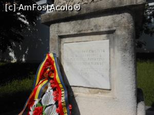 [P16] Casa memorială Anton Pann - Râmnicu Vâlcea. Monumentul din fața intrării. Pe soclu, una din cugetările lui Anton Pann. » foto by iulianic
 - 
<span class="allrVoted glyphicon glyphicon-heart hidden" id="av1254428"></span>
<a class="m-l-10 hidden" id="sv1254428" onclick="voting_Foto_DelVot(,1254428,21209)" role="button">șterge vot <span class="glyphicon glyphicon-remove"></span></a>
<a id="v91254428" class=" c-red"  onclick="voting_Foto_SetVot(1254428)" role="button"><span class="glyphicon glyphicon-heart-empty"></span> <b>LIKE</b> = Votează poza</a> <img class="hidden"  id="f1254428W9" src="/imagini/loader.gif" border="0" /><span class="AjErrMes hidden" id="e1254428ErM"></span>