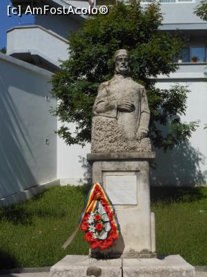 [P17] Casa memorială Anton Pann - Râmnicu Vâlcea. Monumentul din fața intrării, lucrare a sculptorului Mircea Ștefănescu - 1968. » foto by iulianic
 - 
<span class="allrVoted glyphicon glyphicon-heart hidden" id="av1254429"></span>
<a class="m-l-10 hidden" id="sv1254429" onclick="voting_Foto_DelVot(,1254429,21209)" role="button">șterge vot <span class="glyphicon glyphicon-remove"></span></a>
<a id="v91254429" class=" c-red"  onclick="voting_Foto_SetVot(1254429)" role="button"><span class="glyphicon glyphicon-heart-empty"></span> <b>LIKE</b> = Votează poza</a> <img class="hidden"  id="f1254429W9" src="/imagini/loader.gif" border="0" /><span class="AjErrMes hidden" id="e1254429ErM"></span>