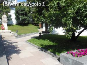 [P21] Casa memorială Anton Pann - Râmnicu Vâlcea. Din stradă, pe aleea din fața intrării. » foto by iulianic
 - 
<span class="allrVoted glyphicon glyphicon-heart hidden" id="av1254433"></span>
<a class="m-l-10 hidden" id="sv1254433" onclick="voting_Foto_DelVot(,1254433,21209)" role="button">șterge vot <span class="glyphicon glyphicon-remove"></span></a>
<a id="v91254433" class=" c-red"  onclick="voting_Foto_SetVot(1254433)" role="button"><span class="glyphicon glyphicon-heart-empty"></span> <b>LIKE</b> = Votează poza</a> <img class="hidden"  id="f1254433W9" src="/imagini/loader.gif" border="0" /><span class="AjErrMes hidden" id="e1254433ErM"></span>