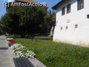 [P04] Casa memorială Anton Pann - Râmnicu Vâlcea. Pe trotuar, ne îndreptăm spre intrare. » foto by iulianic
 - 
<span class="allrVoted glyphicon glyphicon-heart hidden" id="av1254416"></span>
<a class="m-l-10 hidden" id="sv1254416" onclick="voting_Foto_DelVot(,1254416,21209)" role="button">șterge vot <span class="glyphicon glyphicon-remove"></span></a>
<a id="v91254416" class=" c-red"  onclick="voting_Foto_SetVot(1254416)" role="button"><span class="glyphicon glyphicon-heart-empty"></span> <b>LIKE</b> = Votează poza</a> <img class="hidden"  id="f1254416W9" src="/imagini/loader.gif" border="0" /><span class="AjErrMes hidden" id="e1254416ErM"></span>