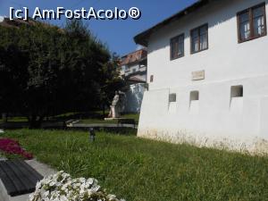 [P05] Casa memorială Anton Pann - Râmnicu Vâlcea. Pe trotuar, ne îndreptăm spre intrare. » foto by iulianic
 - 
<span class="allrVoted glyphicon glyphicon-heart hidden" id="av1254417"></span>
<a class="m-l-10 hidden" id="sv1254417" onclick="voting_Foto_DelVot(,1254417,21209)" role="button">șterge vot <span class="glyphicon glyphicon-remove"></span></a>
<a id="v91254417" class=" c-red"  onclick="voting_Foto_SetVot(1254417)" role="button"><span class="glyphicon glyphicon-heart-empty"></span> <b>LIKE</b> = Votează poza</a> <img class="hidden"  id="f1254417W9" src="/imagini/loader.gif" border="0" /><span class="AjErrMes hidden" id="e1254417ErM"></span>