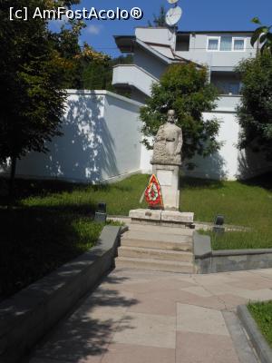 [P08] Casa memorială Anton Pann - Râmnicu Vâlcea. Monumentul din fața intrării. » foto by iulianic
 - 
<span class="allrVoted glyphicon glyphicon-heart hidden" id="av1254420"></span>
<a class="m-l-10 hidden" id="sv1254420" onclick="voting_Foto_DelVot(,1254420,21209)" role="button">șterge vot <span class="glyphicon glyphicon-remove"></span></a>
<a id="v91254420" class=" c-red"  onclick="voting_Foto_SetVot(1254420)" role="button"><span class="glyphicon glyphicon-heart-empty"></span> <b>LIKE</b> = Votează poza</a> <img class="hidden"  id="f1254420W9" src="/imagini/loader.gif" border="0" /><span class="AjErrMes hidden" id="e1254420ErM"></span>