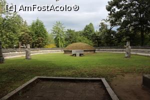 [P06] Gapyeong, Insula Nami, Mormântul Generalului Nami vegheat de câțiva din credincioșii săi, se află aproape de intrare » foto by mprofeanu
 - 
<span class="allrVoted glyphicon glyphicon-heart hidden" id="av842970"></span>
<a class="m-l-10 hidden" id="sv842970" onclick="voting_Foto_DelVot(,842970,21214)" role="button">șterge vot <span class="glyphicon glyphicon-remove"></span></a>
<a id="v9842970" class=" c-red"  onclick="voting_Foto_SetVot(842970)" role="button"><span class="glyphicon glyphicon-heart-empty"></span> <b>LIKE</b> = Votează poza</a> <img class="hidden"  id="f842970W9" src="/imagini/loader.gif" border="0" /><span class="AjErrMes hidden" id="e842970ErM"></span>