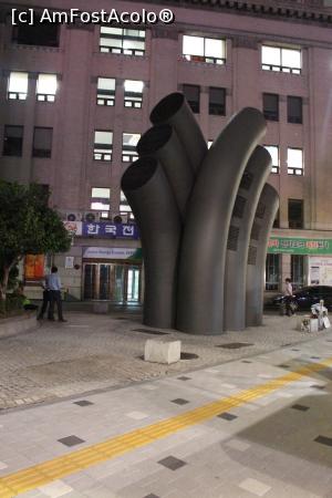 [P39] Seul, Myeong-dong, Artă modernă vizibilă la ieșirea din metrou » foto by mprofeanu
 - 
<span class="allrVoted glyphicon glyphicon-heart hidden" id="av845979"></span>
<a class="m-l-10 hidden" id="sv845979" onclick="voting_Foto_DelVot(,845979,21214)" role="button">șterge vot <span class="glyphicon glyphicon-remove"></span></a>
<a id="v9845979" class=" c-red"  onclick="voting_Foto_SetVot(845979)" role="button"><span class="glyphicon glyphicon-heart-empty"></span> <b>LIKE</b> = Votează poza</a> <img class="hidden"  id="f845979W9" src="/imagini/loader.gif" border="0" /><span class="AjErrMes hidden" id="e845979ErM"></span>