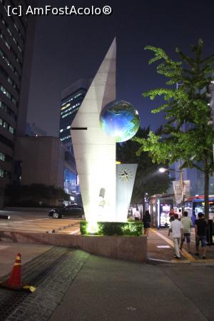 [P41] Seul, Myeong-dong, Sculptură modernă funcțională » foto by mprofeanu
 - 
<span class="allrVoted glyphicon glyphicon-heart hidden" id="av845981"></span>
<a class="m-l-10 hidden" id="sv845981" onclick="voting_Foto_DelVot(,845981,21214)" role="button">șterge vot <span class="glyphicon glyphicon-remove"></span></a>
<a id="v9845981" class=" c-red"  onclick="voting_Foto_SetVot(845981)" role="button"><span class="glyphicon glyphicon-heart-empty"></span> <b>LIKE</b> = Votează poza</a> <img class="hidden"  id="f845981W9" src="/imagini/loader.gif" border="0" /><span class="AjErrMes hidden" id="e845981ErM"></span>