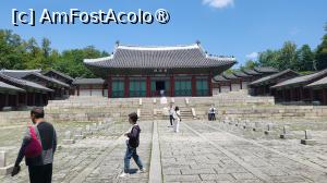 [P03] Sala principala, Sungjeongjeon, este o replica construita in 1987, dupa ce originalul a fost mutat la Universitatea Dongguk si nu a mai fost adus inapoi, fiind considerat prea vechi pentru a fi mutat din nou. Aici regele tinea intalniri si ceremonii de dimineata, precum si banchete si receptii pentru vizitatori si oficiali straini importanti. 3 dintre regi si-au tinut aici ceremoniile de inaugurare. » foto by geani anto
 - 
<span class="allrVoted glyphicon glyphicon-heart hidden" id="av1512873"></span>
<a class="m-l-10 hidden" id="sv1512873" onclick="voting_Foto_DelVot(,1512873,21214)" role="button">șterge vot <span class="glyphicon glyphicon-remove"></span></a>
<a id="v91512873" class=" c-red"  onclick="voting_Foto_SetVot(1512873)" role="button"><span class="glyphicon glyphicon-heart-empty"></span> <b>LIKE</b> = Votează poza</a> <img class="hidden"  id="f1512873W9" src="/imagini/loader.gif" border="0" /><span class="AjErrMes hidden" id="e1512873ErM"></span>