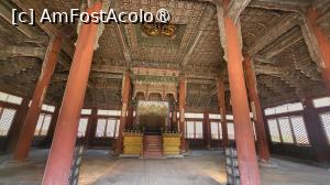 [P11] Un tron si un paravan pliabil sunt vizibile, paravanul din spatele tronului avand un model cu soarele, luna si cei 5 munti. Soarele si luna reprezinta regele si regina, iar muntii simbolizeaza imperiul. » foto by geani anto
 - 
<span class="allrVoted glyphicon glyphicon-heart hidden" id="av1514159"></span>
<a class="m-l-10 hidden" id="sv1514159" onclick="voting_Foto_DelVot(,1514159,21214)" role="button">șterge vot <span class="glyphicon glyphicon-remove"></span></a>
<a id="v91514159" class=" c-red"  onclick="voting_Foto_SetVot(1514159)" role="button"><span class="glyphicon glyphicon-heart-empty"></span> <b>LIKE</b> = Votează poza</a> <img class="hidden"  id="f1514159W9" src="/imagini/loader.gif" border="0" /><span class="AjErrMes hidden" id="e1514159ErM"></span>