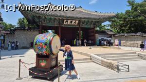 [P06] In fata Portii principale Daehanmun a actualului palat are loc schimbarea Garzii Regale, un eveniment foarte popular pentru multi vizitatori. Garda regala era responsabila de deschiderea si inchiderea portii palatului in timpul dinastiei Joseon. Desi acum este poarta principala, nu a fost intotdeauna asa, fiind o poarta care a fost mutata de mai multe ori.
Pe de alta parte, este singurul exemplu de poarta de intrare intr-un palat, cu un singur etaj, baza si scarile portii fiind acum ingropate in pamant. Caligrafia de sub acoperisul Portii Daehanmun a fost realizata de un oficial de rang inalt in timpul domniei regelui Gojong. » foto by geani anto
 - 
<span class="allrVoted glyphicon glyphicon-heart hidden" id="av1514154"></span>
<a class="m-l-10 hidden" id="sv1514154" onclick="voting_Foto_DelVot(,1514154,21214)" role="button">șterge vot <span class="glyphicon glyphicon-remove"></span></a>
<a id="v91514154" class=" c-red"  onclick="voting_Foto_SetVot(1514154)" role="button"><span class="glyphicon glyphicon-heart-empty"></span> <b>LIKE</b> = Votează poza</a> <img class="hidden"  id="f1514154W9" src="/imagini/loader.gif" border="0" /><span class="AjErrMes hidden" id="e1514154ErM"></span>