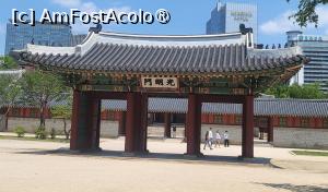 [P07] Am trecut pe langa Poarta Gwangmyeongmun, care apare destul de singura in mijlocul unei curti mari, datorita faptului ca aceasta a fost mutata de japonezi, iar acum, desi poarta a revenit recent la locatia sa initiala, zidurile si restul amenajarii acestei zone a palatului nu mai exista, lasand poarta „orfana”. » foto by geani anto
 - 
<span class="allrVoted glyphicon glyphicon-heart hidden" id="av1514155"></span>
<a class="m-l-10 hidden" id="sv1514155" onclick="voting_Foto_DelVot(,1514155,21214)" role="button">șterge vot <span class="glyphicon glyphicon-remove"></span></a>
<a id="v91514155" class=" c-red"  onclick="voting_Foto_SetVot(1514155)" role="button"><span class="glyphicon glyphicon-heart-empty"></span> <b>LIKE</b> = Votează poza</a> <img class="hidden"  id="f1514155W9" src="/imagini/loader.gif" border="0" /><span class="AjErrMes hidden" id="e1514155ErM"></span>