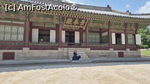 [P17] Tot aici s-au nascut mai multi regi Joseon, regele Jeongjo numind-o „Sala Nasterilor”. Chiar el a scris o placa si a atarnat-o in interiorul salii, sarbatorind propria sa nastere, dar aceasta s-a pierdut de-a lungul veacurilor. » foto by geani anto
 - 
<span class="allrVoted glyphicon glyphicon-heart hidden" id="av1514881"></span>
<a class="m-l-10 hidden" id="sv1514881" onclick="voting_Foto_DelVot(,1514881,21214)" role="button">șterge vot <span class="glyphicon glyphicon-remove"></span></a>
<a id="v91514881" class=" c-red"  onclick="voting_Foto_SetVot(1514881)" role="button"><span class="glyphicon glyphicon-heart-empty"></span> <b>LIKE</b> = Votează poza</a> <img class="hidden"  id="f1514881W9" src="/imagini/loader.gif" border="0" /><span class="AjErrMes hidden" id="e1514881ErM"></span>