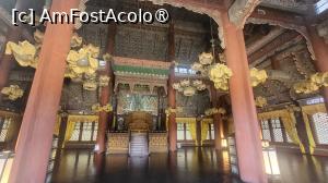 [P17] Sala este o cladire cu 2 etaje, partea superioara a acoperisului fiind decorata cu modele de flori de prun, care au devenit simbolul familiei imperiale la sfarsitul dinastiei Joseon. A fost modernizata in 1908 cu caracteristici occidentale, cum ar fi becuri si ferestre de sticla.  » foto by geani anto
 - 
<span class="allrVoted glyphicon glyphicon-heart hidden" id="av1515645"></span>
<a class="m-l-10 hidden" id="sv1515645" onclick="voting_Foto_DelVot(,1515645,21214)" role="button">șterge vot <span class="glyphicon glyphicon-remove"></span></a>
<a id="v91515645" class=" c-red"  onclick="voting_Foto_SetVot(1515645)" role="button"><span class="glyphicon glyphicon-heart-empty"></span> <b>LIKE</b> = Votează poza</a> <img class="hidden"  id="f1515645W9" src="/imagini/loader.gif" border="0" /><span class="AjErrMes hidden" id="e1515645ErM"></span>