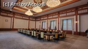 [P38] Despre locatia aleasa pentru construirea Cheong Wa Dae exista pareri impartite. Unii spun ca e o locatie de bun augur, parere sustinuta de o inscriptie pe un zid de piatra pe care scrie: „Cel mai binecuvantat loc de pe Pamant”, altii sustin insa ca este blestemat, existand chiar si o legenda urbana ,,Blestemul Casei Albastre”, datorita nenorocirilor care s-au abatut asupra fostilor presedinti. » foto by geani anto
 - 
<span class="allrVoted glyphicon glyphicon-heart hidden" id="av1517007"></span>
<a class="m-l-10 hidden" id="sv1517007" onclick="voting_Foto_DelVot(,1517007,21214)" role="button">șterge vot <span class="glyphicon glyphicon-remove"></span></a>
<a id="v91517007" class=" c-red"  onclick="voting_Foto_SetVot(1517007)" role="button"><span class="glyphicon glyphicon-heart-empty"></span> <b>LIKE</b> = Votează poza</a> <img class="hidden"  id="f1517007W9" src="/imagini/loader.gif" border="0" /><span class="AjErrMes hidden" id="e1517007ErM"></span>