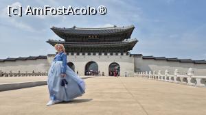 [P01] Intrarea principala in Gyeongbokgung, poarta Gwanghwamun, construita in 1395 sub domnia regelui Taejo, primul rege al dinastiei Joseon. Poarta a fost distrusa si reconstruita de mai multe ori din cauza invaziilor si conflictelor. Este formata din 3 porti arcuite, poarta centrala fiind folosita de rege, in timp ce celelalte 2 erau folosite de printul mostenitor si de oficialii regali.  » foto by geani anto
 - 
<span class="allrVoted glyphicon glyphicon-heart hidden" id="av1517599"></span>
<a class="m-l-10 hidden" id="sv1517599" onclick="voting_Foto_DelVot(,1517599,21214)" role="button">șterge vot <span class="glyphicon glyphicon-remove"></span></a>
<a id="v91517599" class=" c-red"  onclick="voting_Foto_SetVot(1517599)" role="button"><span class="glyphicon glyphicon-heart-empty"></span> <b>LIKE</b> = Votează poza</a> <img class="hidden"  id="f1517599W9" src="/imagini/loader.gif" border="0" /><span class="AjErrMes hidden" id="e1517599ErM"></span>