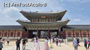 [P07] Cea de-a doua poarta importanta a palatului, Heungnyemun, care a functionat ca intrare interioara ceremoniala, pazita de garzi in ture pentru a controla accesul la curtea palatului. Designul este traditional coreean, din lemn, cu acoperisuri din tigla si baza din piatra. » foto by geani anto
 - 
<span class="allrVoted glyphicon glyphicon-heart hidden" id="av1517605"></span>
<a class="m-l-10 hidden" id="sv1517605" onclick="voting_Foto_DelVot(,1517605,21214)" role="button">șterge vot <span class="glyphicon glyphicon-remove"></span></a>
<a id="v91517605" class=" c-red"  onclick="voting_Foto_SetVot(1517605)" role="button"><span class="glyphicon glyphicon-heart-empty"></span> <b>LIKE</b> = Votează poza</a> <img class="hidden"  id="f1517605W9" src="/imagini/loader.gif" border="0" /><span class="AjErrMes hidden" id="e1517605ErM"></span>