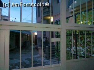 [P01] Hotel Bonus, Tbilisi - curtea cladirii. Curtea nu apartine hotelului ci casei in care hotelul a fost amenajat; intrarea e pe dupa panourile cu frunze (plante artificiale) ce se vad in poza.  » foto by calator65
 - 
<span class="allrVoted glyphicon glyphicon-heart hidden" id="av808455"></span>
<a class="m-l-10 hidden" id="sv808455" onclick="voting_Foto_DelVot(,808455,21246)" role="button">șterge vot <span class="glyphicon glyphicon-remove"></span></a>
<a id="v9808455" class=" c-red"  onclick="voting_Foto_SetVot(808455)" role="button"><span class="glyphicon glyphicon-heart-empty"></span> <b>LIKE</b> = Votează poza</a> <img class="hidden"  id="f808455W9" src="/imagini/loader.gif" border="0" /><span class="AjErrMes hidden" id="e808455ErM"></span>
