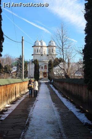 [P10] Mănăstirea Slănic, Argeş văzută de la poartă » foto by mprofeanu
 - 
<span class="allrVoted glyphicon glyphicon-heart hidden" id="av938933"></span>
<a class="m-l-10 hidden" id="sv938933" onclick="voting_Foto_DelVot(,938933,21248)" role="button">șterge vot <span class="glyphicon glyphicon-remove"></span></a>
<a id="v9938933" class=" c-red"  onclick="voting_Foto_SetVot(938933)" role="button"><span class="glyphicon glyphicon-heart-empty"></span> <b>LIKE</b> = Votează poza</a> <img class="hidden"  id="f938933W9" src="/imagini/loader.gif" border="0" /><span class="AjErrMes hidden" id="e938933ErM"></span>