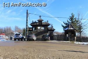 [P09] Mănăstirea Slănic, Argeş, Poarta de lemn cu stâlpi sculptaţi » foto by mprofeanu
 - 
<span class="allrVoted glyphicon glyphicon-heart hidden" id="av938932"></span>
<a class="m-l-10 hidden" id="sv938932" onclick="voting_Foto_DelVot(,938932,21248)" role="button">șterge vot <span class="glyphicon glyphicon-remove"></span></a>
<a id="v9938932" class=" c-red"  onclick="voting_Foto_SetVot(938932)" role="button"><span class="glyphicon glyphicon-heart-empty"></span> <b>LIKE</b> = Votează poza</a> <img class="hidden"  id="f938932W9" src="/imagini/loader.gif" border="0" /><span class="AjErrMes hidden" id="e938932ErM"></span>