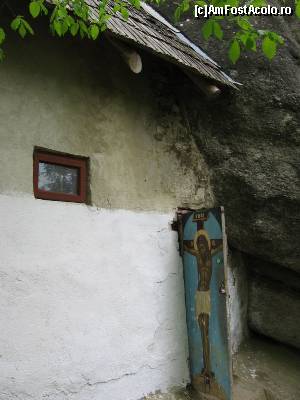 [P10] Chilia Moșului - ușă de intrare - veche grotă locuită de sihaștri.  » foto by tata123 🔱
 - 
<span class="allrVoted glyphicon glyphicon-heart hidden" id="av618803"></span>
<a class="m-l-10 hidden" id="sv618803" onclick="voting_Foto_DelVot(,618803,21248)" role="button">șterge vot <span class="glyphicon glyphicon-remove"></span></a>
<a id="v9618803" class=" c-red"  onclick="voting_Foto_SetVot(618803)" role="button"><span class="glyphicon glyphicon-heart-empty"></span> <b>LIKE</b> = Votează poza</a> <img class="hidden"  id="f618803W9" src="/imagini/loader.gif" border="0" /><span class="AjErrMes hidden" id="e618803ErM"></span>