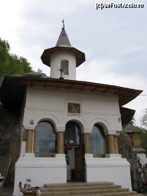 [P15] Pridvor construit în fața bisericii rupestre.  » foto by tata123 🔱
 - 
<span class="allrVoted glyphicon glyphicon-heart hidden" id="av618808"></span>
<a class="m-l-10 hidden" id="sv618808" onclick="voting_Foto_DelVot(,618808,21248)" role="button">șterge vot <span class="glyphicon glyphicon-remove"></span></a>
<a id="v9618808" class=" c-red"  onclick="voting_Foto_SetVot(618808)" role="button"><span class="glyphicon glyphicon-heart-empty"></span> <b>LIKE</b> = Votează poza</a> <img class="hidden"  id="f618808W9" src="/imagini/loader.gif" border="0" /><span class="AjErrMes hidden" id="e618808ErM"></span>