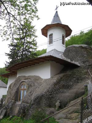 [P16] Stânca în care e biserica.  » foto by tata123 🔱
 - 
<span class="allrVoted glyphicon glyphicon-heart hidden" id="av618809"></span>
<a class="m-l-10 hidden" id="sv618809" onclick="voting_Foto_DelVot(,618809,21248)" role="button">șterge vot <span class="glyphicon glyphicon-remove"></span></a>
<a id="v9618809" class=" c-red"  onclick="voting_Foto_SetVot(618809)" role="button"><span class="glyphicon glyphicon-heart-empty"></span> <b>LIKE</b> = Votează poza</a> <img class="hidden"  id="f618809W9" src="/imagini/loader.gif" border="0" /><span class="AjErrMes hidden" id="e618809ErM"></span>