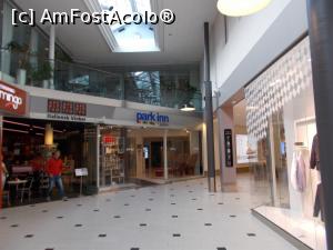 [P01] Intrarea în hotel, chiar în mijlocul mall-ului » foto by marius gaudi*
 - 
<span class="allrVoted glyphicon glyphicon-heart hidden" id="av808789"></span>
<a class="m-l-10 hidden" id="sv808789" onclick="voting_Foto_DelVot(,808789,21249)" role="button">șterge vot <span class="glyphicon glyphicon-remove"></span></a>
<a id="v9808789" class=" c-red"  onclick="voting_Foto_SetVot(808789)" role="button"><span class="glyphicon glyphicon-heart-empty"></span> <b>LIKE</b> = Votează poza</a> <img class="hidden"  id="f808789W9" src="/imagini/loader.gif" border="0" /><span class="AjErrMes hidden" id="e808789ErM"></span>