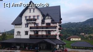 [P02] Conacu‘ Boierului, vedere din față. Se vede și terasa exterioară, cu câteva mese, care a fost toată seara plină.  » foto by Aurici
 - 
<span class="allrVoted glyphicon glyphicon-heart hidden" id="av815698"></span>
<a class="m-l-10 hidden" id="sv815698" onclick="voting_Foto_DelVot(,815698,21304)" role="button">șterge vot <span class="glyphicon glyphicon-remove"></span></a>
<a id="v9815698" class=" c-red"  onclick="voting_Foto_SetVot(815698)" role="button"><span class="glyphicon glyphicon-heart-empty"></span> <b>LIKE</b> = Votează poza</a> <img class="hidden"  id="f815698W9" src="/imagini/loader.gif" border="0" /><span class="AjErrMes hidden" id="e815698ErM"></span>