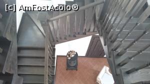 [P47] Casa scării cu godinul decorativ de la recepție, pe care erau expuse țoiurile cu țuică și borcănașele cu dulceață.  » foto by Aurici
 - 
<span class="allrVoted glyphicon glyphicon-heart hidden" id="av815752"></span>
<a class="m-l-10 hidden" id="sv815752" onclick="voting_Foto_DelVot(,815752,21304)" role="button">șterge vot <span class="glyphicon glyphicon-remove"></span></a>
<a id="v9815752" class=" c-red"  onclick="voting_Foto_SetVot(815752)" role="button"><span class="glyphicon glyphicon-heart-empty"></span> <b>LIKE</b> = Votează poza</a> <img class="hidden"  id="f815752W9" src="/imagini/loader.gif" border="0" /><span class="AjErrMes hidden" id="e815752ErM"></span>