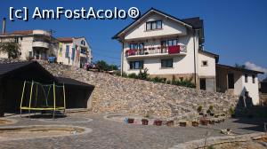 [P05] În curtea conacului. Se vede că mai este puțin de amenajat. În stânga este Primăria din Ponoare unde a doua zi am asistat și noi la o cununie, vrei nu vrei iar casa din față cred că este tot a proprietarilor pensiunii.  » foto by Aurici
 - 
<span class="allrVoted glyphicon glyphicon-heart hidden" id="av815705"></span>
<a class="m-l-10 hidden" id="sv815705" onclick="voting_Foto_DelVot(,815705,21304)" role="button">șterge vot <span class="glyphicon glyphicon-remove"></span></a>
<a id="v9815705" class=" c-red"  onclick="voting_Foto_SetVot(815705)" role="button"><span class="glyphicon glyphicon-heart-empty"></span> <b>LIKE</b> = Votează poza</a> <img class="hidden"  id="f815705W9" src="/imagini/loader.gif" border="0" /><span class="AjErrMes hidden" id="e815705ErM"></span>