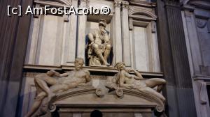 [P01] Mormantul lui Lorenzo, duce de Urbino, din Sacristia Noua, Capelele familiei Medici (Biserica San Lorenzo din Florenra) 
Cele 2 statui asezate oblic sunt Crepusculul si Aurora.  » foto by miha70
 - 
<span class="allrVoted glyphicon glyphicon-heart hidden" id="av836154"></span>
<a class="m-l-10 hidden" id="sv836154" onclick="voting_Foto_DelVot(,836154,21403)" role="button">șterge vot <span class="glyphicon glyphicon-remove"></span></a>
<a id="v9836154" class=" c-red"  onclick="voting_Foto_SetVot(836154)" role="button"><span class="glyphicon glyphicon-heart-empty"></span> <b>LIKE</b> = Votează poza</a> <img class="hidden"  id="f836154W9" src="/imagini/loader.gif" border="0" /><span class="AjErrMes hidden" id="e836154ErM"></span>