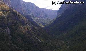 [P22] Canionul Vikos Gorge văzut din satul Vikos, regiunea Epir, Grecia.  » foto by traian.leuca †
 - 
<span class="allrVoted glyphicon glyphicon-heart hidden" id="av574442"></span>
<a class="m-l-10 hidden" id="sv574442" onclick="voting_Foto_DelVot(,574442,21484)" role="button">șterge vot <span class="glyphicon glyphicon-remove"></span></a>
<a id="v9574442" class=" c-red"  onclick="voting_Foto_SetVot(574442)" role="button"><span class="glyphicon glyphicon-heart-empty"></span> <b>LIKE</b> = Votează poza</a> <img class="hidden"  id="f574442W9" src="/imagini/loader.gif" border="0" /><span class="AjErrMes hidden" id="e574442ErM"></span>