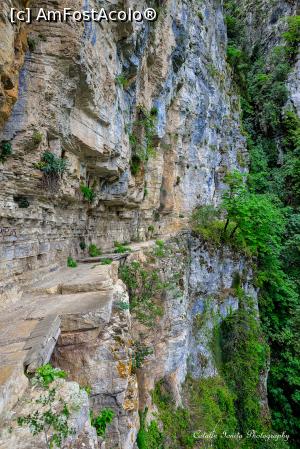 [P14] Punct obligatoriu de trecere undeva pe peretele Canionului Vikos.  » foto by Vlahos2003
 - 
<span class="allrVoted glyphicon glyphicon-heart hidden" id="av713588"></span>
<a class="m-l-10 hidden" id="sv713588" onclick="voting_Foto_DelVot(,713588,21484)" role="button">șterge vot <span class="glyphicon glyphicon-remove"></span></a>
<a id="v9713588" class=" c-red"  onclick="voting_Foto_SetVot(713588)" role="button"><span class="glyphicon glyphicon-heart-empty"></span> <b>LIKE</b> = Votează poza</a> <img class="hidden"  id="f713588W9" src="/imagini/loader.gif" border="0" /><span class="AjErrMes hidden" id="e713588ErM"></span>