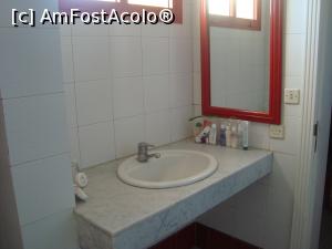 [P04] Chiveta si oglinda dupa colt. Nu era feon, se putea lua de la receptie contra garantie sau cost...  » foto by vacantamea2012
 - 
<span class="allrVoted glyphicon glyphicon-heart hidden" id="av834185"></span>
<a class="m-l-10 hidden" id="sv834185" onclick="voting_Foto_DelVot(,834185,21561)" role="button">șterge vot <span class="glyphicon glyphicon-remove"></span></a>
<a id="v9834185" class=" c-red"  onclick="voting_Foto_SetVot(834185)" role="button"><span class="glyphicon glyphicon-heart-empty"></span> <b>LIKE</b> = Votează poza</a> <img class="hidden"  id="f834185W9" src="/imagini/loader.gif" border="0" /><span class="AjErrMes hidden" id="e834185ErM"></span>