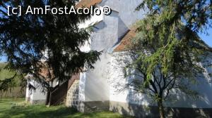 [P06] Vedere dinspre sud-est. În partea stângă este porticul cu intrarea sudică, alipit la nava inițială simplă, dreptunghiulară, în stil romanic, având spre est (partea dreaptă a imaginii) sanctuarul semicircular » foto by Lucien
 - 
<span class="allrVoted glyphicon glyphicon-heart hidden" id="av974189"></span>
<a class="m-l-10 hidden" id="sv974189" onclick="voting_Foto_DelVot(,974189,21581)" role="button">șterge vot <span class="glyphicon glyphicon-remove"></span></a>
<a id="v9974189" class=" c-red"  onclick="voting_Foto_SetVot(974189)" role="button"><span class="glyphicon glyphicon-heart-empty"></span> <b>LIKE</b> = Votează poza</a> <img class="hidden"  id="f974189W9" src="/imagini/loader.gif" border="0" /><span class="AjErrMes hidden" id="e974189ErM"></span>