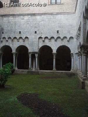[P10] Curtea interioară a muzeului, străjuită de cele 60 de coloane cu motive antropomorfice, zoomorfice și vegetale » foto by diacrys*
 - 
<span class="allrVoted glyphicon glyphicon-heart hidden" id="av838659"></span>
<a class="m-l-10 hidden" id="sv838659" onclick="voting_Foto_DelVot(,838659,21605)" role="button">șterge vot <span class="glyphicon glyphicon-remove"></span></a>
<a id="v9838659" class=" c-red"  onclick="voting_Foto_SetVot(838659)" role="button"><span class="glyphicon glyphicon-heart-empty"></span> <b>LIKE</b> = Votează poza</a> <img class="hidden"  id="f838659W9" src="/imagini/loader.gif" border="0" /><span class="AjErrMes hidden" id="e838659ErM"></span>
